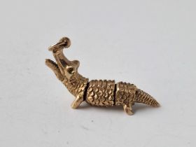 A large heavy articulated 9ct crocodile charm 7g