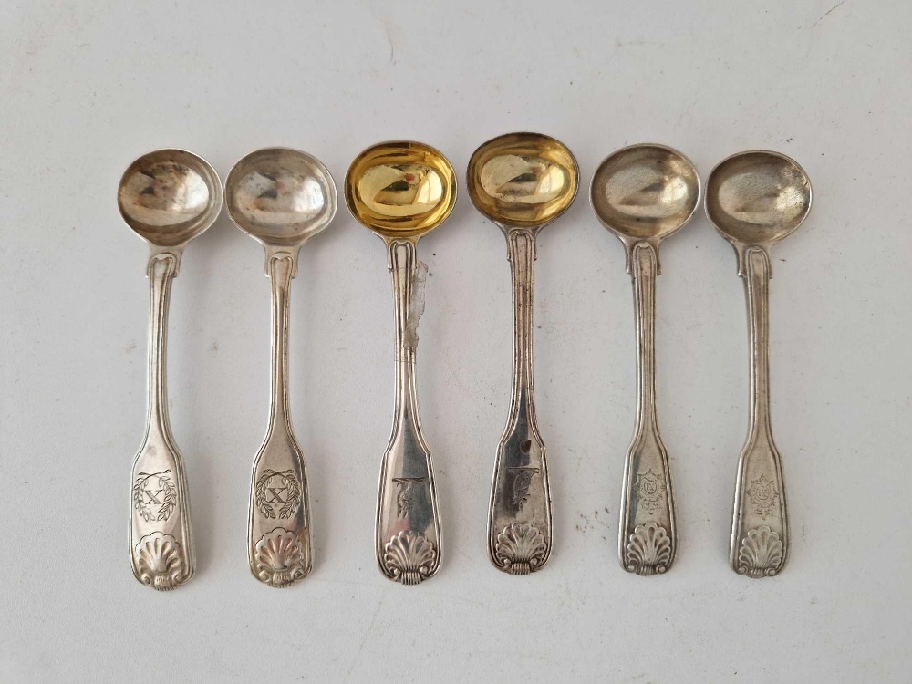 Six crested fiddle thread and shell pattern Georgian and Victorian salt spoons, 151g