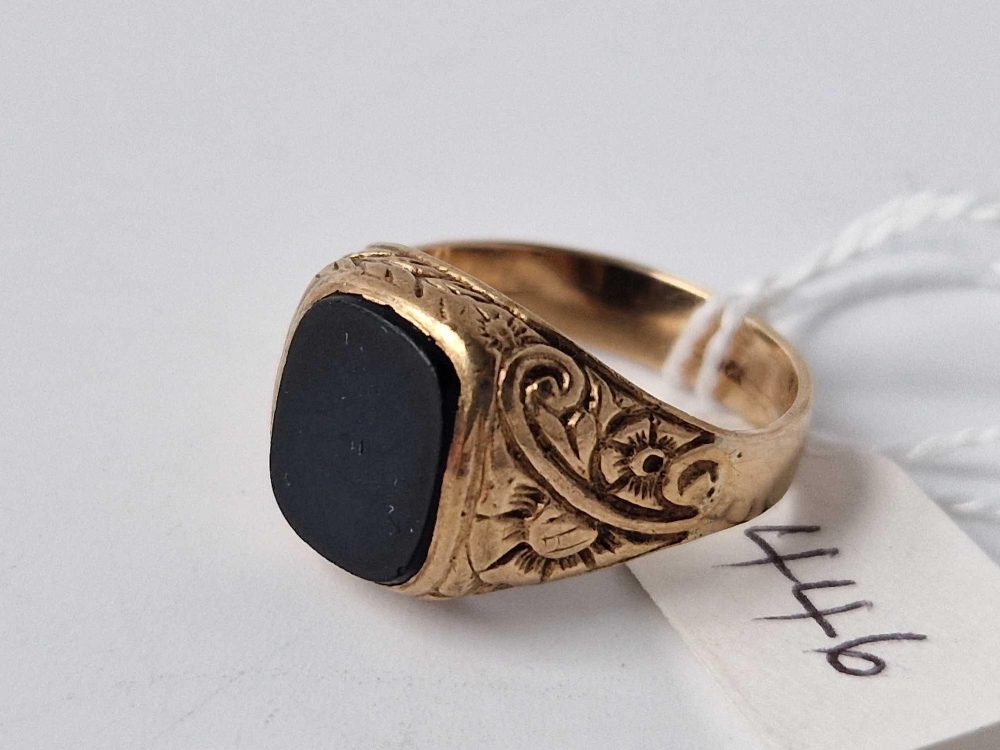 A gents onyx signet ring, 9ct, size T, 5.3 g