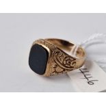 A gents onyx signet ring, 9ct, size T, 5.3 g