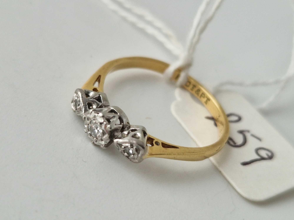 An art deco 18ct gold & platinum diamond three stone ring size P 2.5g - Image 2 of 3