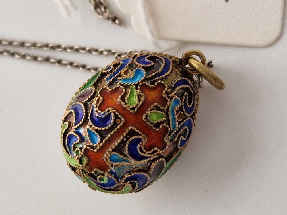 An early 20thc silver gilt & enamel egg pendant on silver chain 26” - Image 4 of 4
