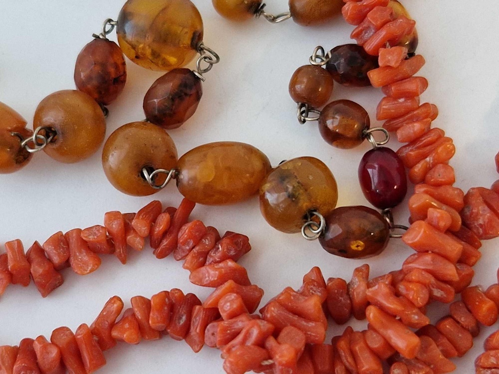 A twig coral necklace and an amber example - Image 2 of 2