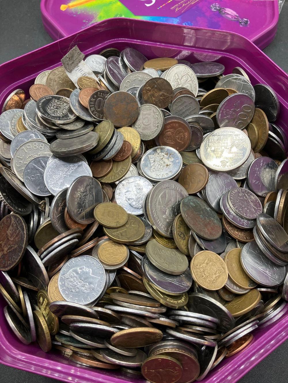 Heavy tub of world coins - Image 2 of 2