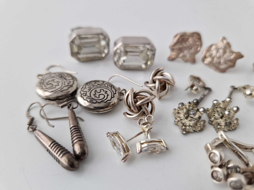 Eleven pairs of silver earrings, 58 g - Image 2 of 4