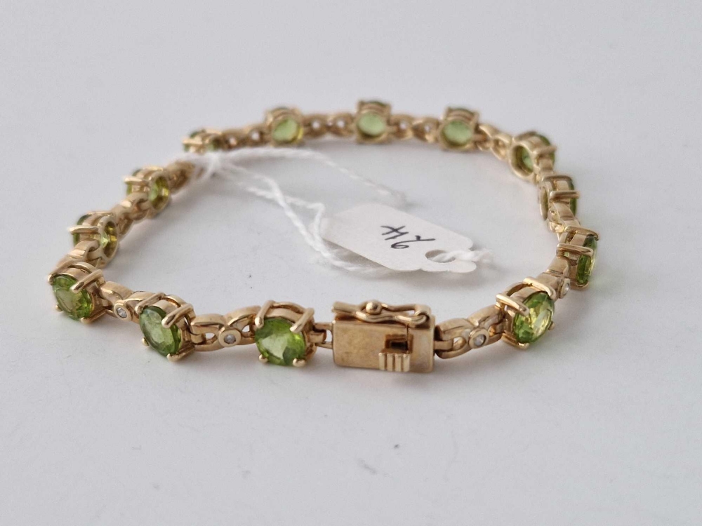 A PERIDOTS AND DIAMONDS BRACELET, 9ct, 7.5 inch, 16.4 g - Image 3 of 3