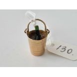 A champagne bucket charm, 9ct, 2.1 g