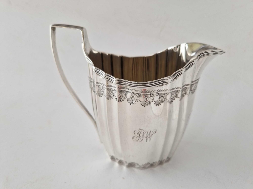 A George III cream jug with ribbed body, London 1797 by WS, 173 g. - Image 3 of 4