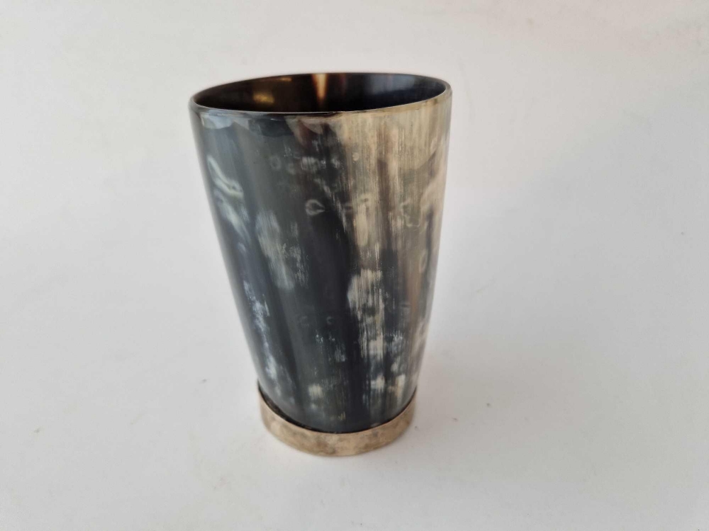 A silver mounted beaker with horn body, 4.5" high - Image 2 of 3