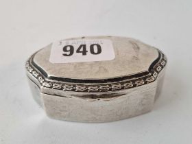 A shaped oval Continental box (800 Standard) with gilt interior, 3" wide, 51g