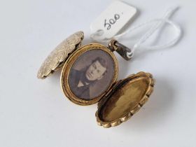 A 19th C gold back and front double locket, 9.7 g