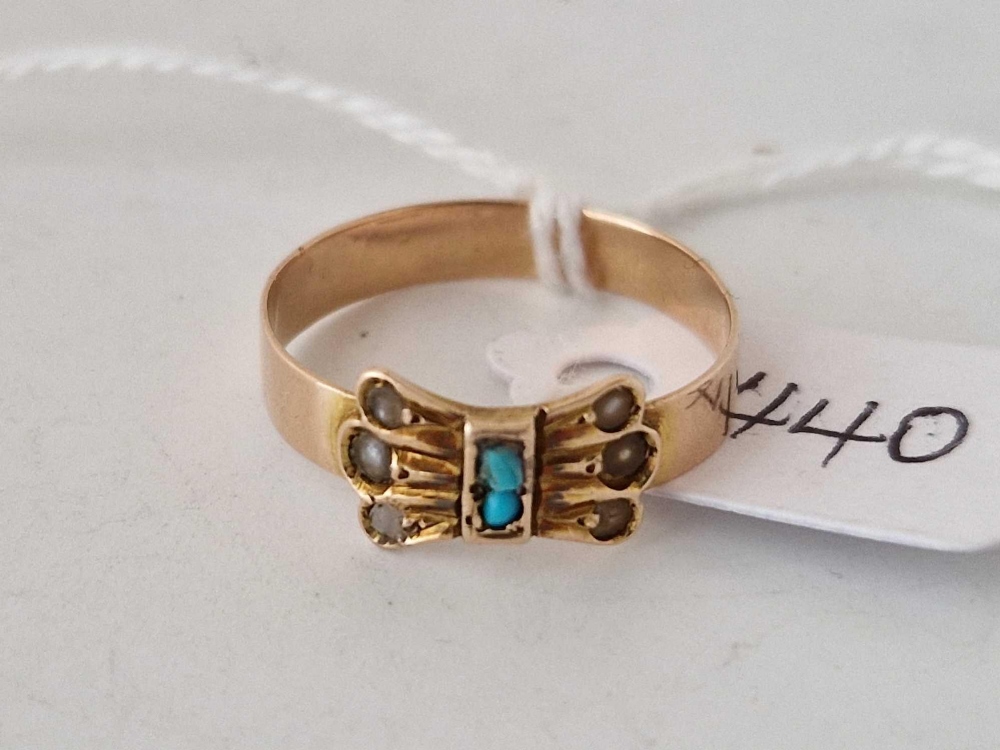 A Russian turquoise and pearl bow ring, circa 1920, 14 ct