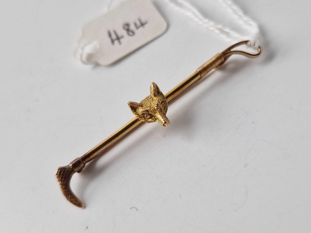 A fox and whip stick pin, 9ct, 3 g - Image 2 of 3