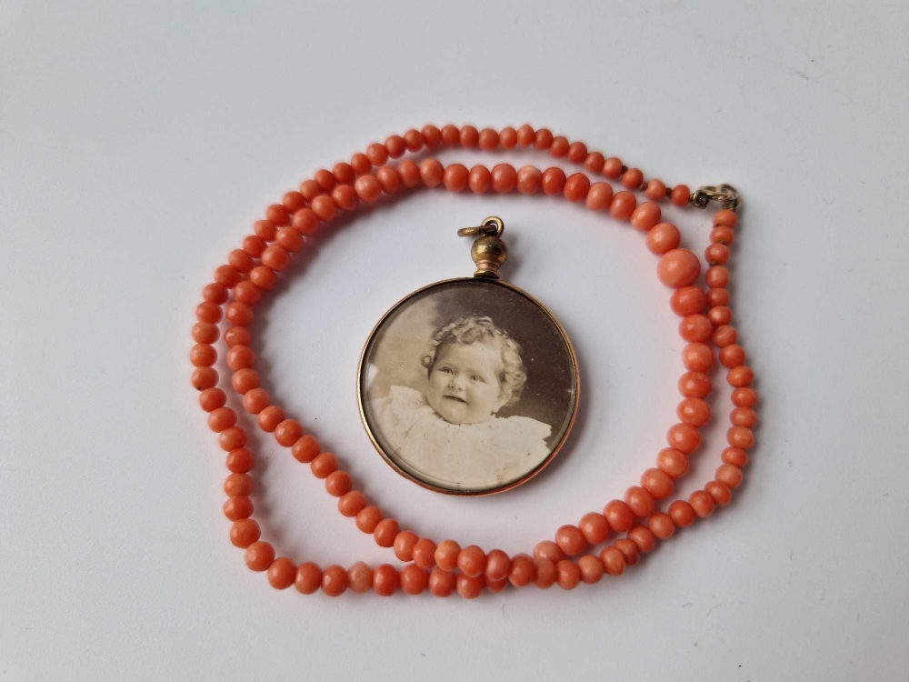 A coral necklace and two other pieces - Image 4 of 4