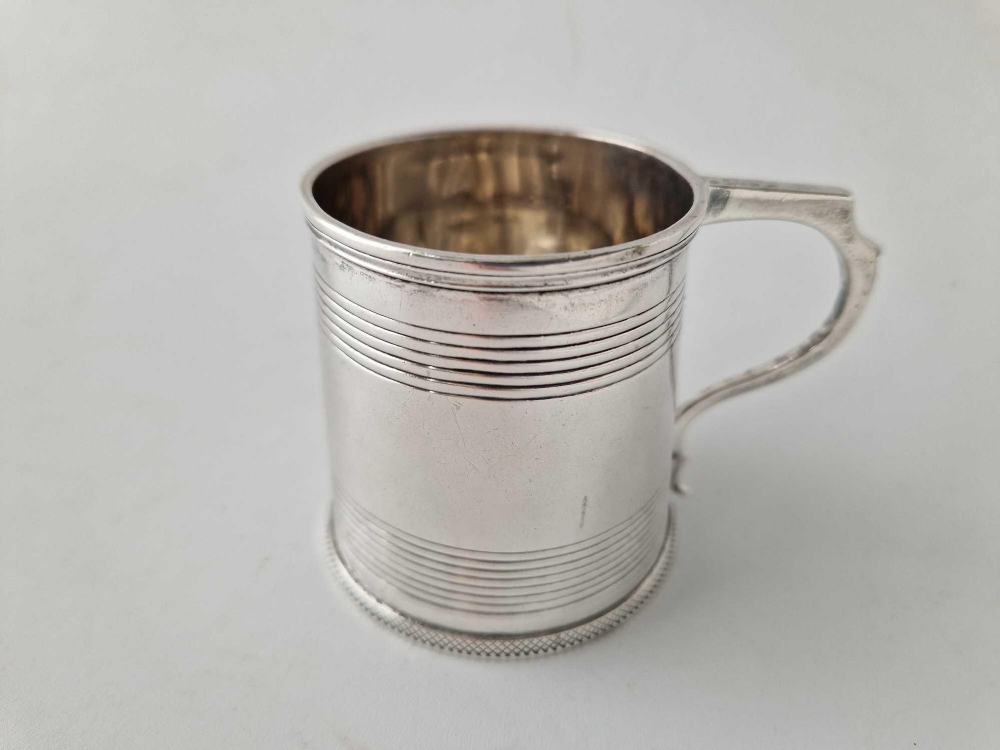 A small Georgian mug with two reeded bands, scroll handle, 2.5 inches high, London 1824 by JA, 97 g - Image 2 of 2