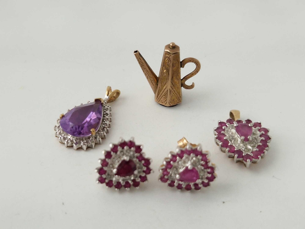 A BAG OF ASSORTED GOLD PENDANTS & EARRINGS