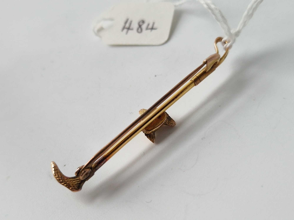 A fox and whip stick pin, 9ct, 3 g - Image 3 of 3
