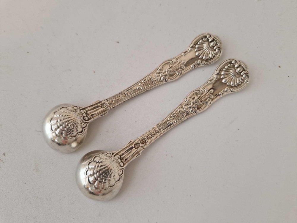 A good pair of Queens pattern heavy salt spoons with gilt bowls, London 1830 by script JH, 51g - Image 2 of 2