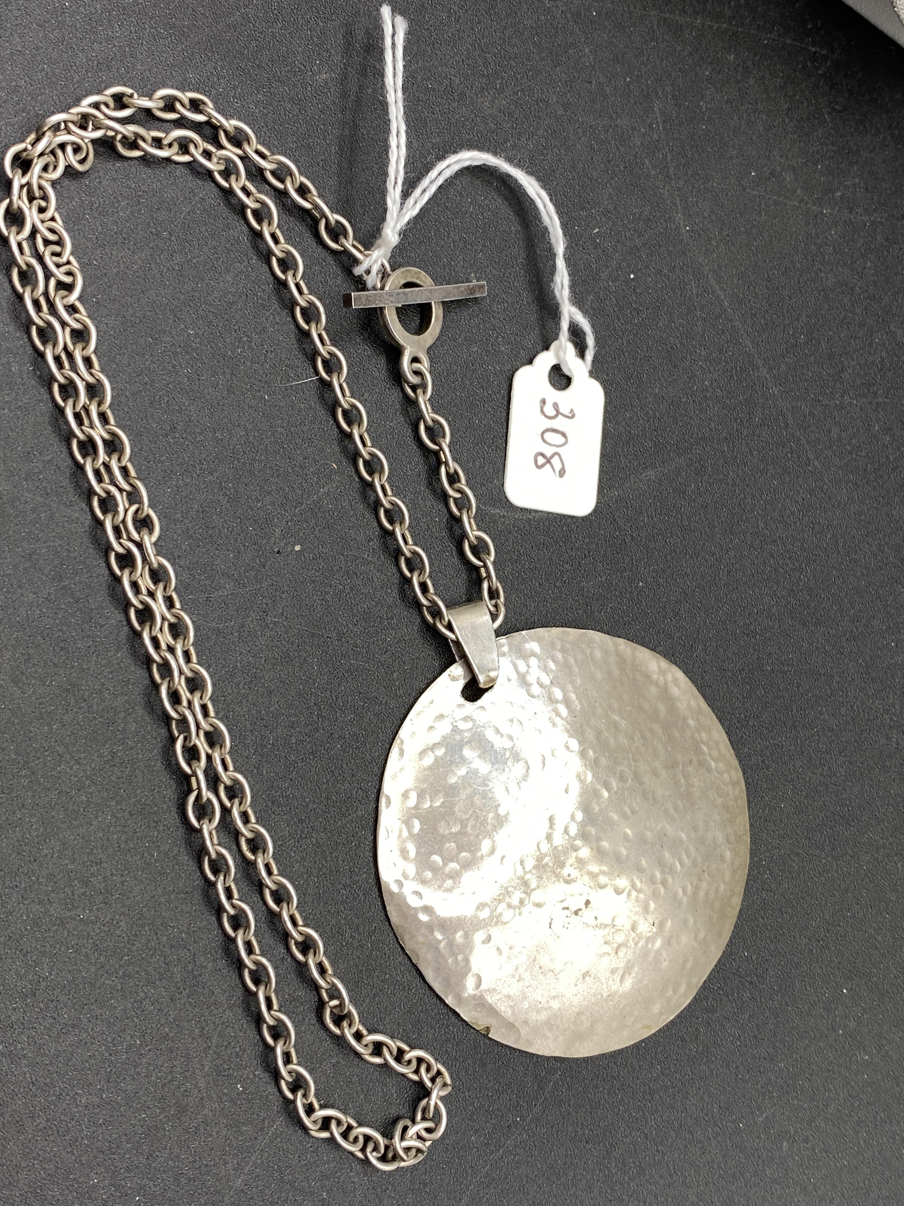 A large designer hammered silver pendant on silver chain 43 gms - Image 2 of 2