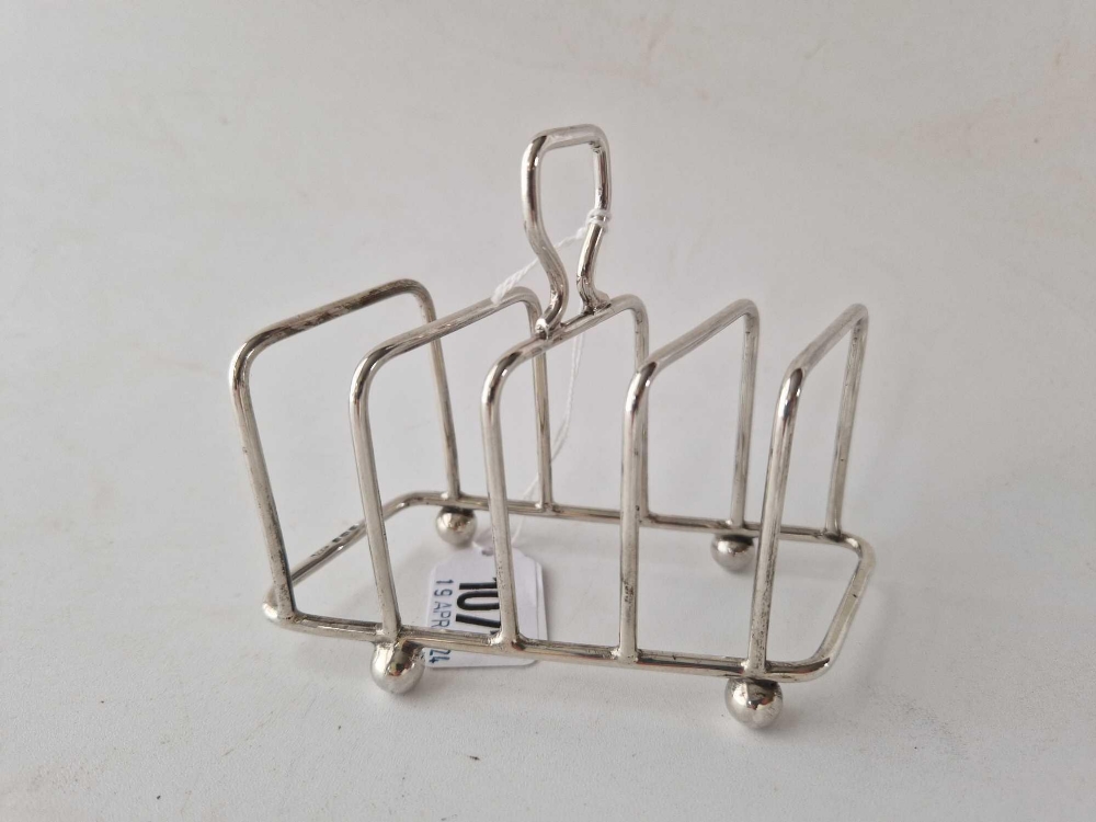 An unusual shaped five bar toast rack, Birmingham 1944, 91 g - Image 3 of 4