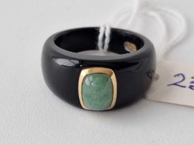 An onyx and jade 9ct ring size Q