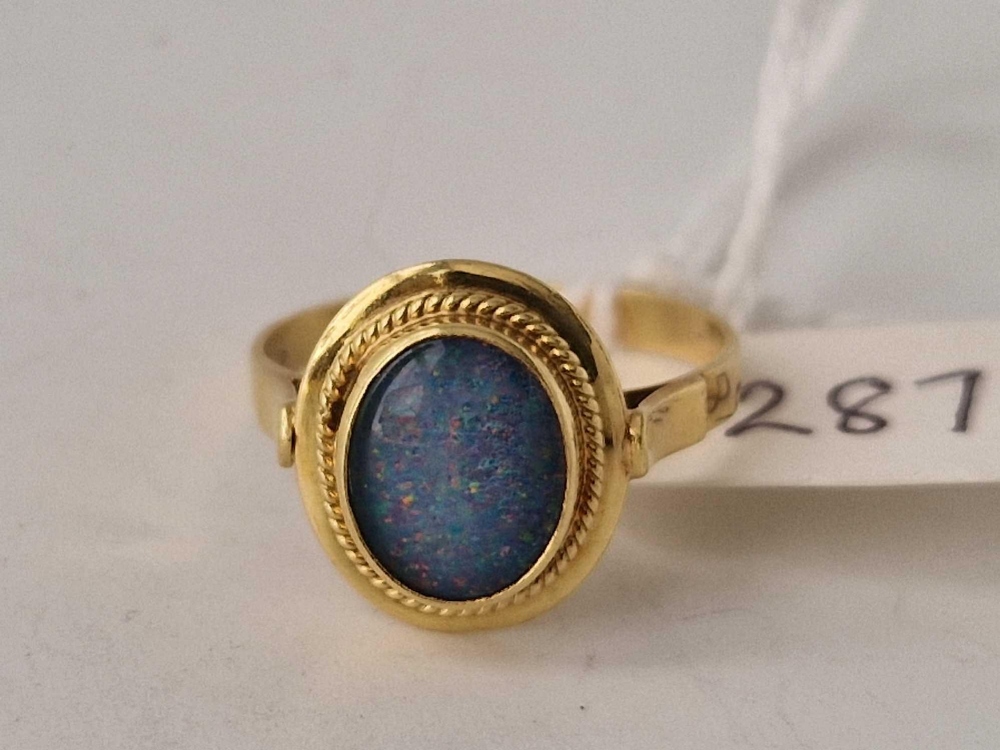 An opal doublet ring, 14ct, size O, 2.9 g - Image 2 of 3