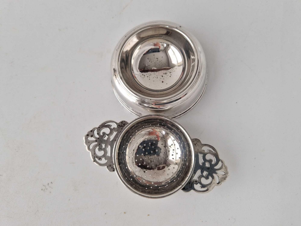 A tea strainer with pierced handles in stand, Birmingham 1959, 65g - Image 2 of 3