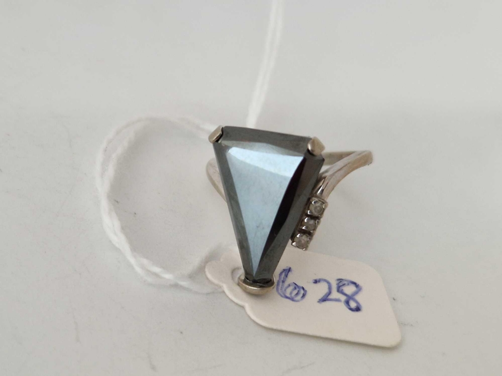 A white gold triangular stone ring, 10ct, size N, 5.5 g - Image 2 of 3