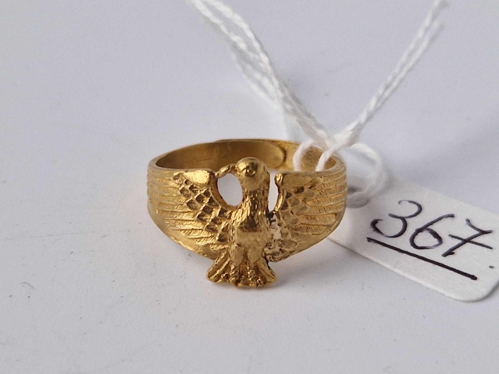 A VINTAGE 24CT GOLD EAGLE RING WITH FULL CHINESE HALLMARKS SIZE R 6.5 A/F