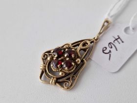 A garnet cross pendant 9ct