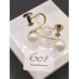 A pair of vintage screw back 9ct & pearl earrings 1.8g inc