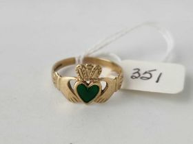 A green enamel Claddagh ring 9ct size Q 1.9g