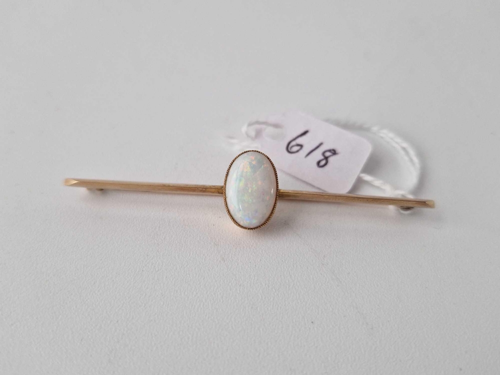 Edwardian 15ct bar brooch set with a central oval opal