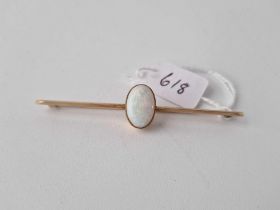 Edwardian 15ct bar brooch set with a central oval opal