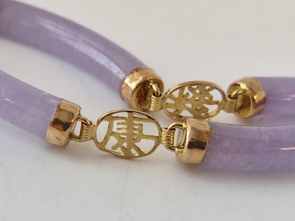 Fine lilac Jade curved panelled bracelet 14ct gold tested 7.5" - Image 2 of 2