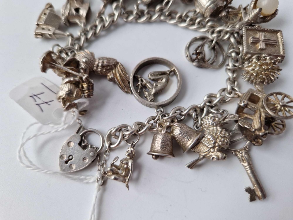 A heavy silver charm bracelet with 20 silver charms 85g - Image 4 of 4