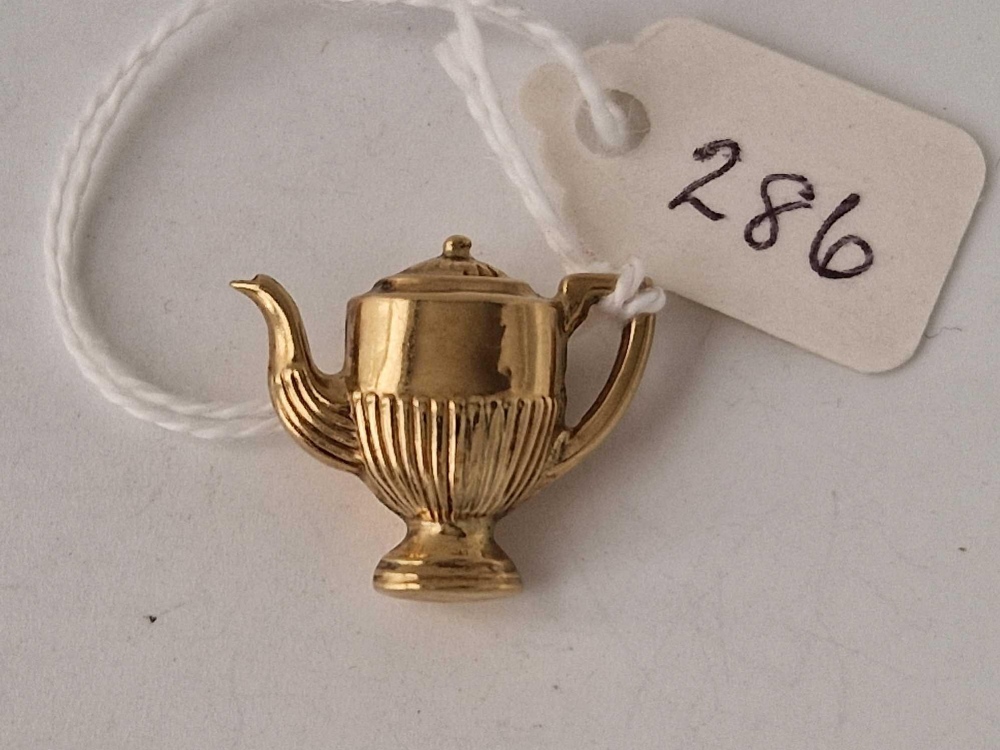 A coffee pot charm, 9ct, 1.5 g - Image 2 of 2