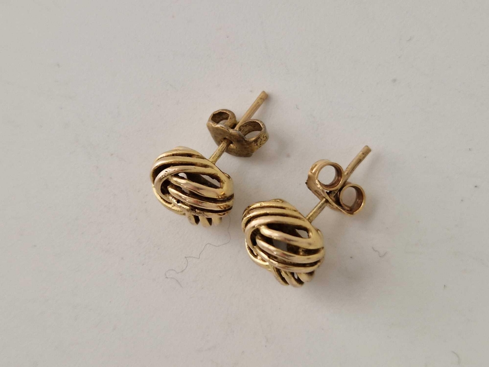 A pair of knot ear studs, 9ct, 2.2 g - Image 2 of 2