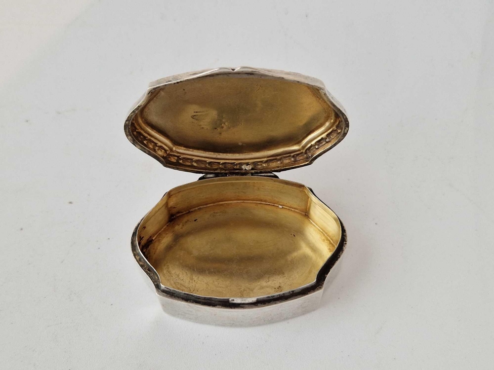 A shaped oval Continental box (800 Standard) with gilt interior, 3" wide, 51g - Image 3 of 3