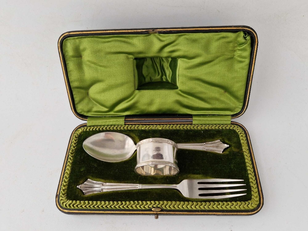 Good quality Christening set in box . Sheffield 1906/7 . 92 gm