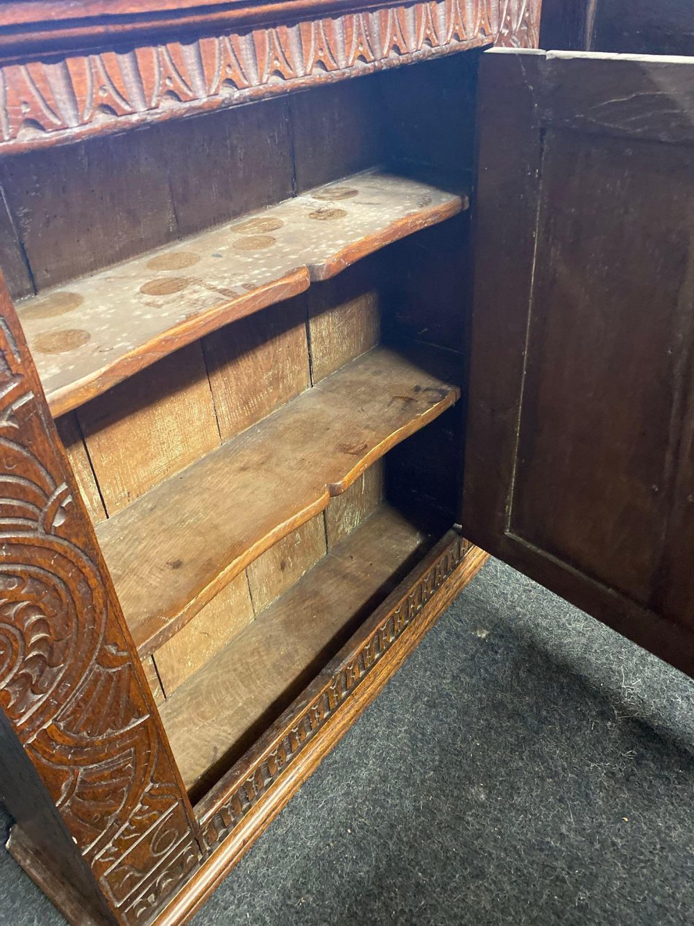 An antique carved oak hanging cupboard with brass hinges 32 in wide - Image 2 of 3