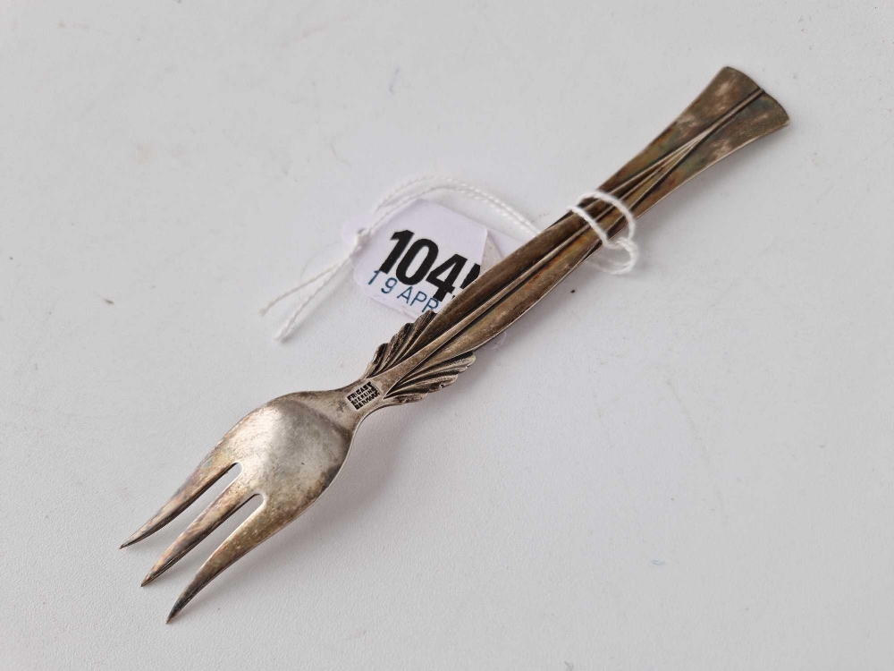 A small Danish sterling silver fork, stamped FRIGART, 6 inches long - Bild 3 aus 3