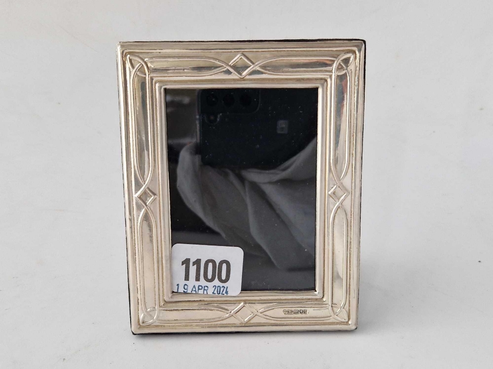 Modern silver mounted photo frame. 5 in high