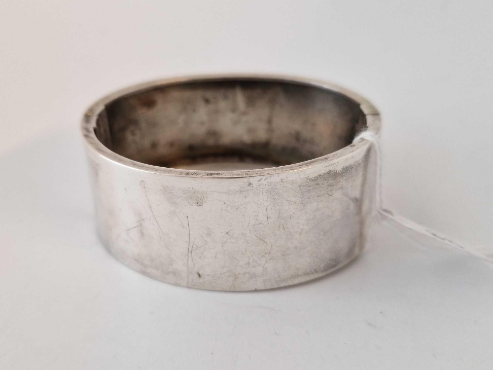 An aesthetic engraved silver bangle, 26 g - Image 3 of 3