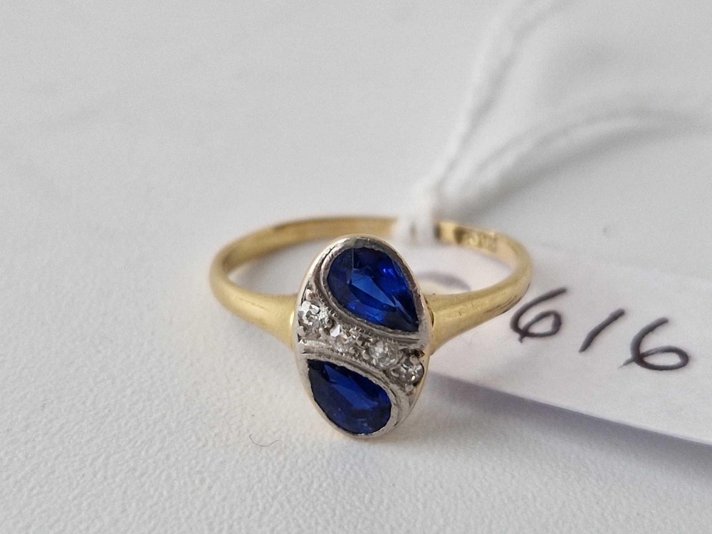 Antique Edwardian 18ct and platinum oval shaped ring set with 2 tear drop sapphires and a centre - Image 2 of 3
