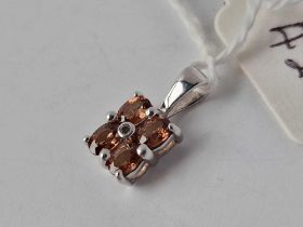 A white gold pendant set with orange stones, 9ct, 1.2 g