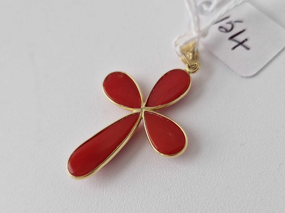 18ct gold marked coral set pendant designed as a cross - Image 3 of 3