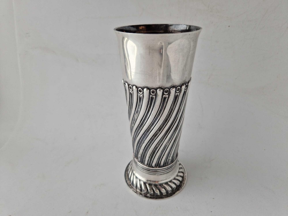 A Victorian vase with spiral twisted stem, rim foot, 8" high, London 1888 by SB,FW, 226g - Image 2 of 2