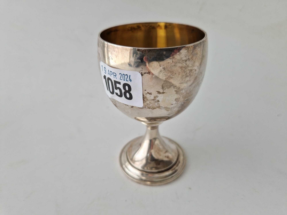 A wine goblet with gilt interior, 4.25 inches high, London 1969, 128 g - Image 2 of 2