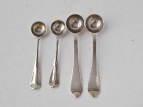A pair of Victorian Hanoverian pattern salt spoons and a pair of dog nose, 40 g